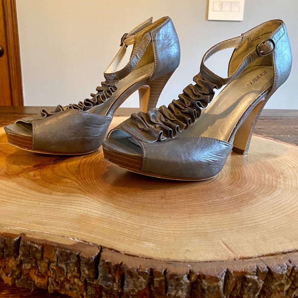 Xhilaration Heels (EUC) Size 8 1/2 - Picture 1 of 8